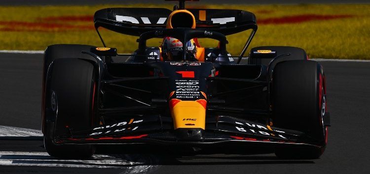 Max Verstappen lidera los libres 2 de Silverstone ante una zona media apretadísima