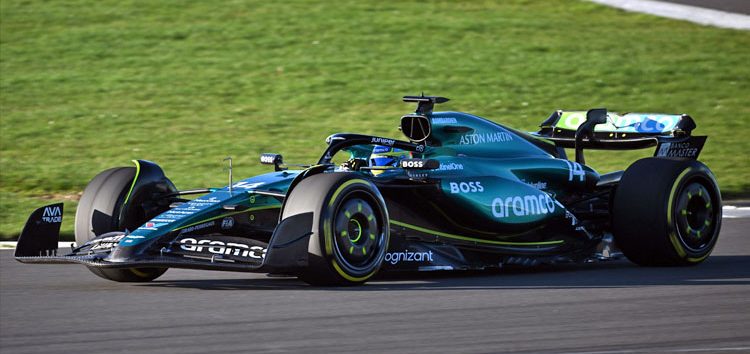 En imágenes, ¡el Aston Martin AMR24 se estrena rodando en Silverstone!