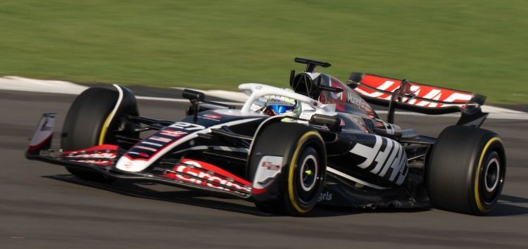 Haas F1 pone en pista en Bahréin su VF-24 antes de los test de pretemporada