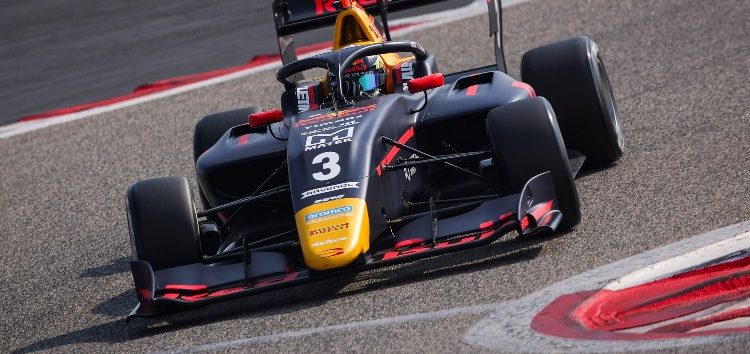 Arvid Lindblad se lleva la primera sprint del año de la Fórmula 3. Remontada y puntos para Mari Boya