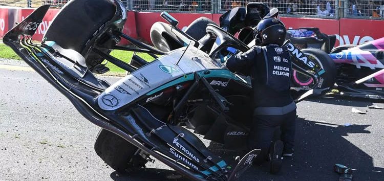 Russell reconoce que «iba mirando el volante» en su accidente con Alonso