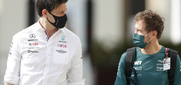 Vettel admite que ha tenido conversaciones con Mercedes recientemente