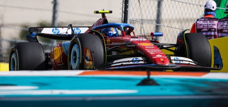 Los comisarios lo han vuelto a hacer: polémica sanción a Carlos Sainz por su incidente con Piastri