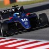 Luke Browning comanda la carrera principal de Fórmula 3 en Austria. Mari Boya, 18º