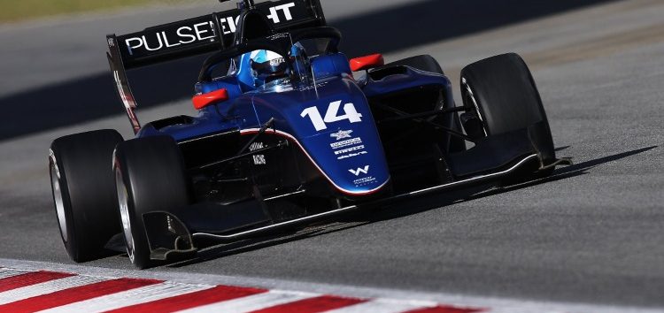 Luke Browning comanda la carrera principal de Fórmula 3 en Austria. Mari Boya, 18º