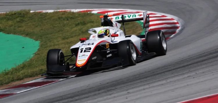 Mari Boya pesca su primer triunfo en una apretada carrera sprint de Fórmula 3 en Barcelona