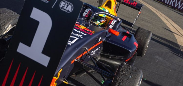 Arvid Lindblad pesca una carrera loca de Fórmula 3 en Silverstone. Mari Boya, 23º