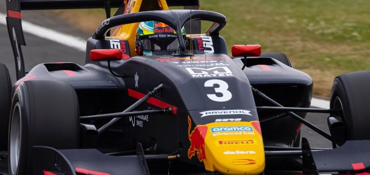 Arvid Lindblad comanda la pospuesta cita sprint de Fórmula 3 en Silverstone. Mari Boya, sin puntos