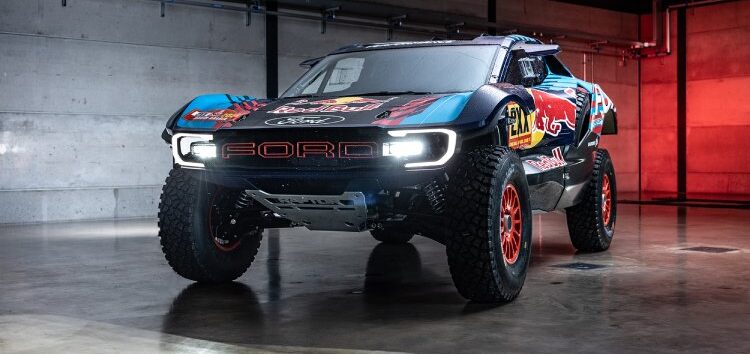 Ford muestra su Raptor T1+, el nuevo arma de Carlos Sainz para el Dakar 2025