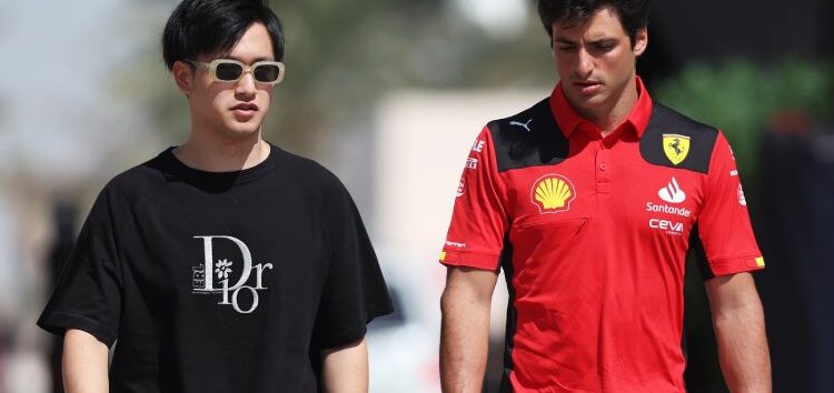 Zhou, preocupado por su futuro en la F1, critica a Sainz: «No sé qué está pensando»