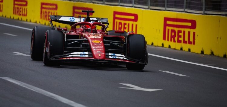 Charles Leclerc comanda la clasificación en Bakú con Lando Norris eliminado en Q1