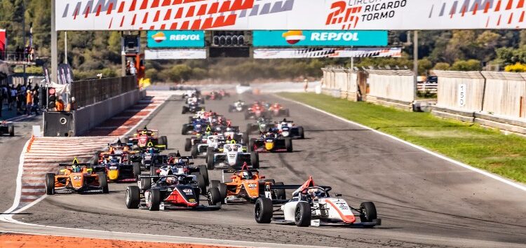 Juan Cota brilla en Valencia y sella un espectacular triplete en la Fórmula 4