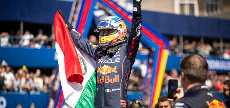 Sergio Pérez seguirá en Red Bull en 2025, ¡y hará exhibiciones con el equipo!