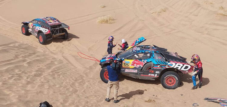 Carlos Sainz vuelca en la Etapa 2, ¡pero sigue en carrera!
