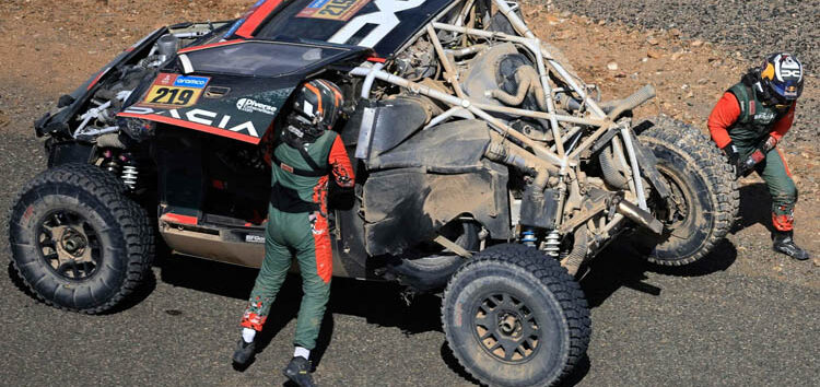 OFICIAL: Sébastien Loeb, excluido por la FIA del Dakar 2025 tras su vuelco