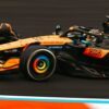 Oscar Piastri domina de semáforo a bandera y lidera el doblete de McLaren en China