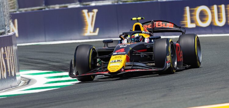 Arvid Lindblad lidera el doblete de Campos Racing en la sprint de Fórmula 2 en Yeda