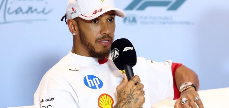 Lewis Hamilton advierte a Ferrari: «Tocamos el coche y va a peor»