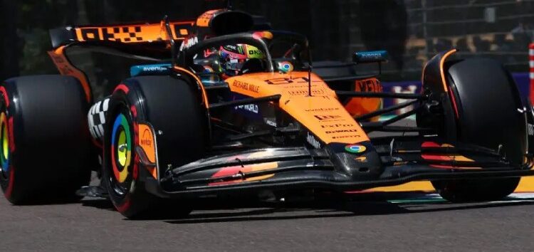 Oscar Piastri lidera el doblete de McLaren en los Libres 1 de Imola; Carlos Sainz, 3º