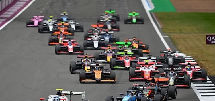 Tasanapol Inthraphuvasak gana una sprint de Fórmula 3 en Silverstone con podio de Mari Boya