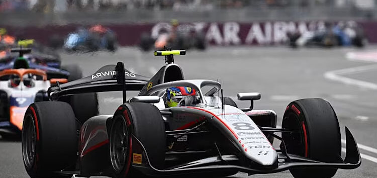Beganovic gana y lidera el doblete de Hitech en la sprint de Bakú; KO de Pepe Martí