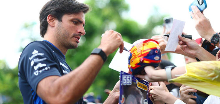 Carlos Sainz explica la razón de su seriedad en el paddock de Fórmula 1
