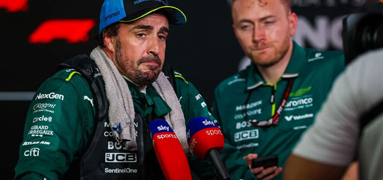 Alonso crítica duramente a Hamilton: «Parece que está solo en pista»