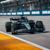 George Russell brilla en Marina Bay y se lleva la pole en Singapur; Alonso saldrá décimo