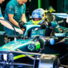 Aston Martin le lleva la contraria a Alonso y deja entrever mejoras para el AMR26