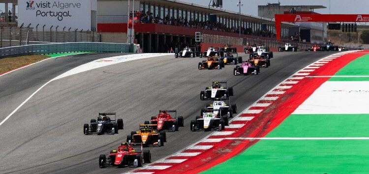 James Egozi domina las carreras de la Eurocup-3 en Portimao y es líder de la general