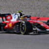 Lewis Hamilton avisa con un Ferrari muy rápido y lidera los Libres 1 en Silverstone
