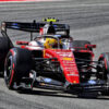 Lewis Hamilton aprovecha la estrategia en Barcelona para conseguir su primera victoria con Ferrari