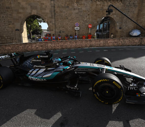 Russell se lleva la victoria en Bakú por solo dos décimas sobre un sobresaliente Verstappen