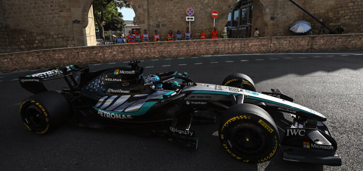 Russell se lleva la victoria en Bakú por solo dos décimas sobre un sobresaliente Verstappen