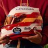 Carlos Sainz presenta un casco especial para Madring con el que vuelve a sus orígenes