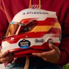 Carlos Sainz presenta un casco especial para Madring con el que vuelve a sus orígenes