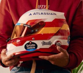 Carlos Sainz presenta un casco especial para Madring con el que vuelve a sus orígenes