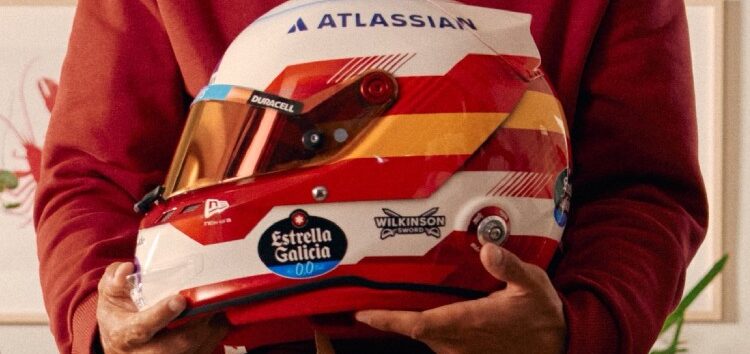 Carlos Sainz presenta un casco especial para Madring con el que vuelve a sus orígenes