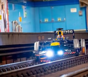 Un Fórmula 1 por las vías del metro de Madrid, gracias a Red Bull