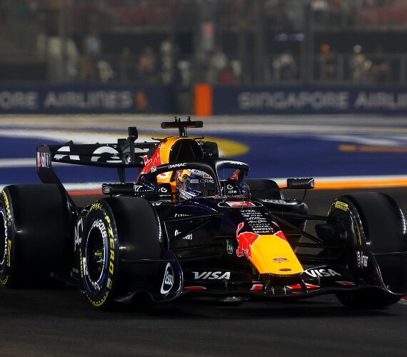 Max Verstappen vuela sobre Marina Bay y se lleva la ‘pole’ de la carrera sprint
