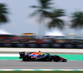 Verstappen se lleva una pole indiscutible en Malasia con Hamilton en P2; Alonso y Sainz pasan a Q2