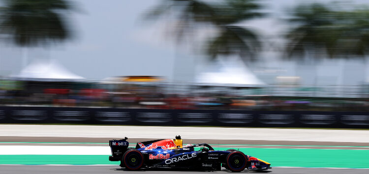 Verstappen se lleva una pole indiscutible en Malasia con Hamilton en P2; Alonso y Sainz pasan a Q2