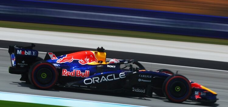 Verstappen vuela para liderar los Libres 1 del Gran Premio de Malasia