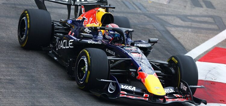 Max Verstappen se impone en una Sprint movida en las calles de Singapur